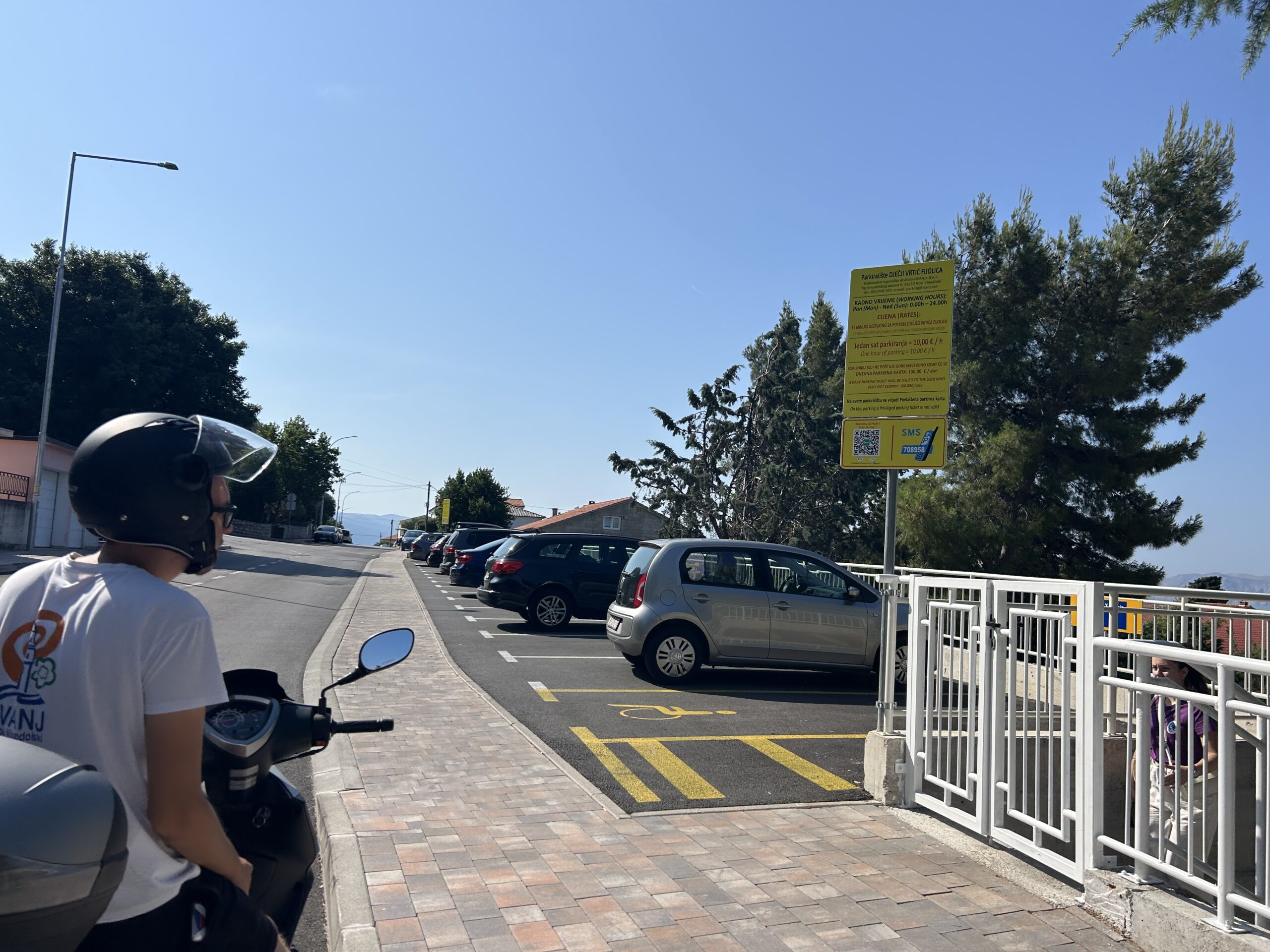 Parkiralište ispred dječjeg vrtića Fijolica